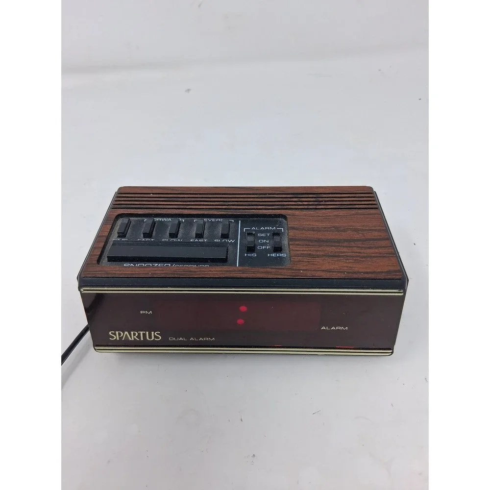 Spartus 1148 Vintage Dual Alarm Clock Red LED Wood Grain Retro Digital Bedside Y
